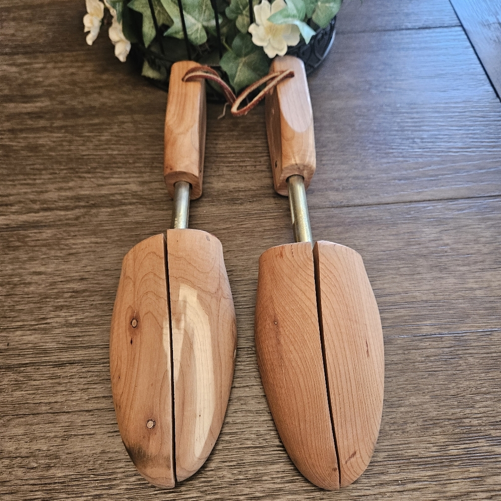 Rochester Sir Alton Cedar Shoe Keepers